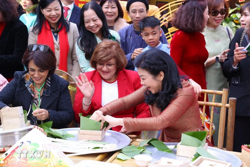 Phu nhân Tổng Bí thư Tô Lâm và các nữ Đại sứ trổ tài gói bánh chưng- Ảnh 1.