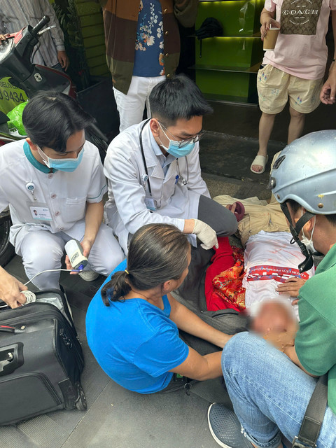 Tài xế lái siêu xe Lamborghini đột ngột dừng giữa đường, có biểu hiện lạ - Ảnh 2.