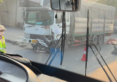 Hà Nội: Vụ tai nạn xe máy và xe tải khiến 3 thanh niên tử vong - Ảnh 1.