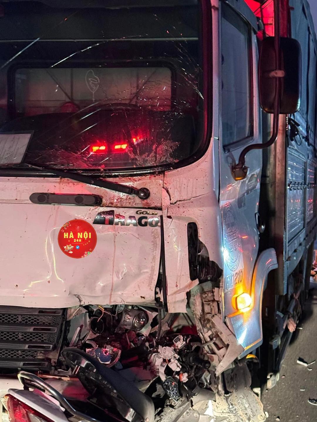 Hà Nội: Vụ tai nạn xe máy và xe tải khiến 3 thanh niên tử vong - Ảnh 2.