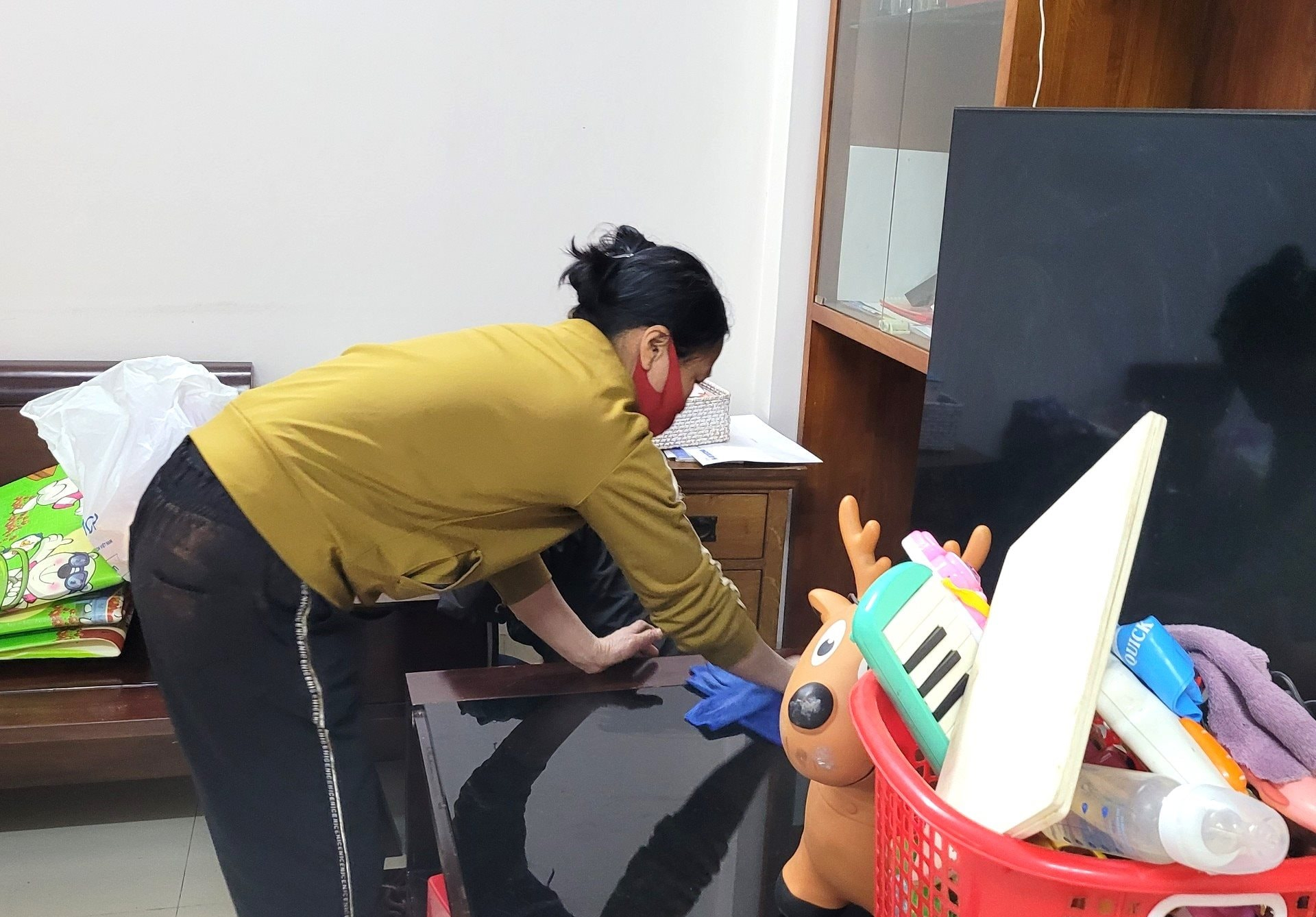 Lương thưởng của m&igrave;nh chưa biết ra sao đ&atilde; phải t&iacute;nh lương thưởng cho gi&uacute;p việc: Mẹ H&agrave; Nội hỏi 1 c&acirc;u g&acirc;y tranh c&atilde;i- Ảnh 3.