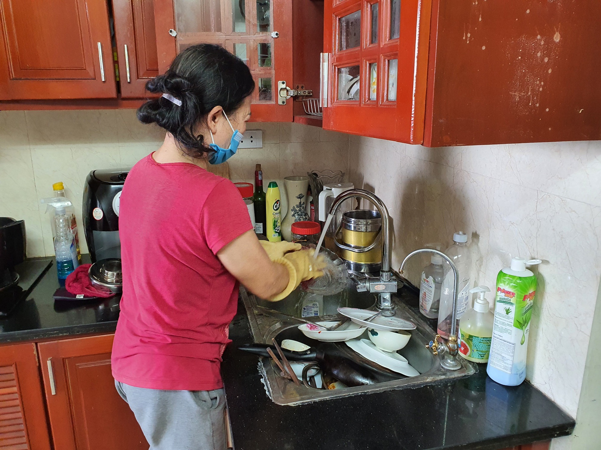 Lương thưởng của m&igrave;nh chưa biết ra sao đ&atilde; phải t&iacute;nh lương thưởng cho gi&uacute;p việc: Mẹ H&agrave; Nội hỏi 1 c&acirc;u g&acirc;y tranh c&atilde;i- Ảnh 2.