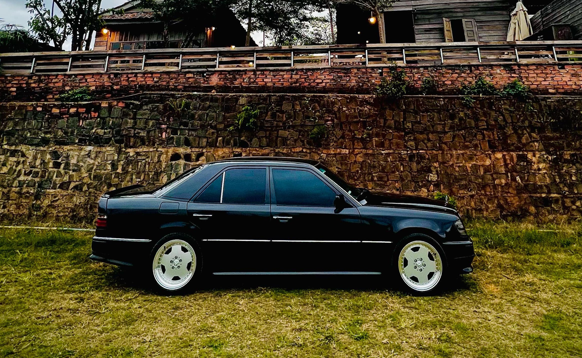 Hồi sinh Mercedes-Benz E-Class 1993, thợ Việt chia sẻ: ‘Mua chỉ 100 triệu, thêm 300 triệu độ xe nhưng tiền công chiếm hơn nửa’ - Ảnh 2.