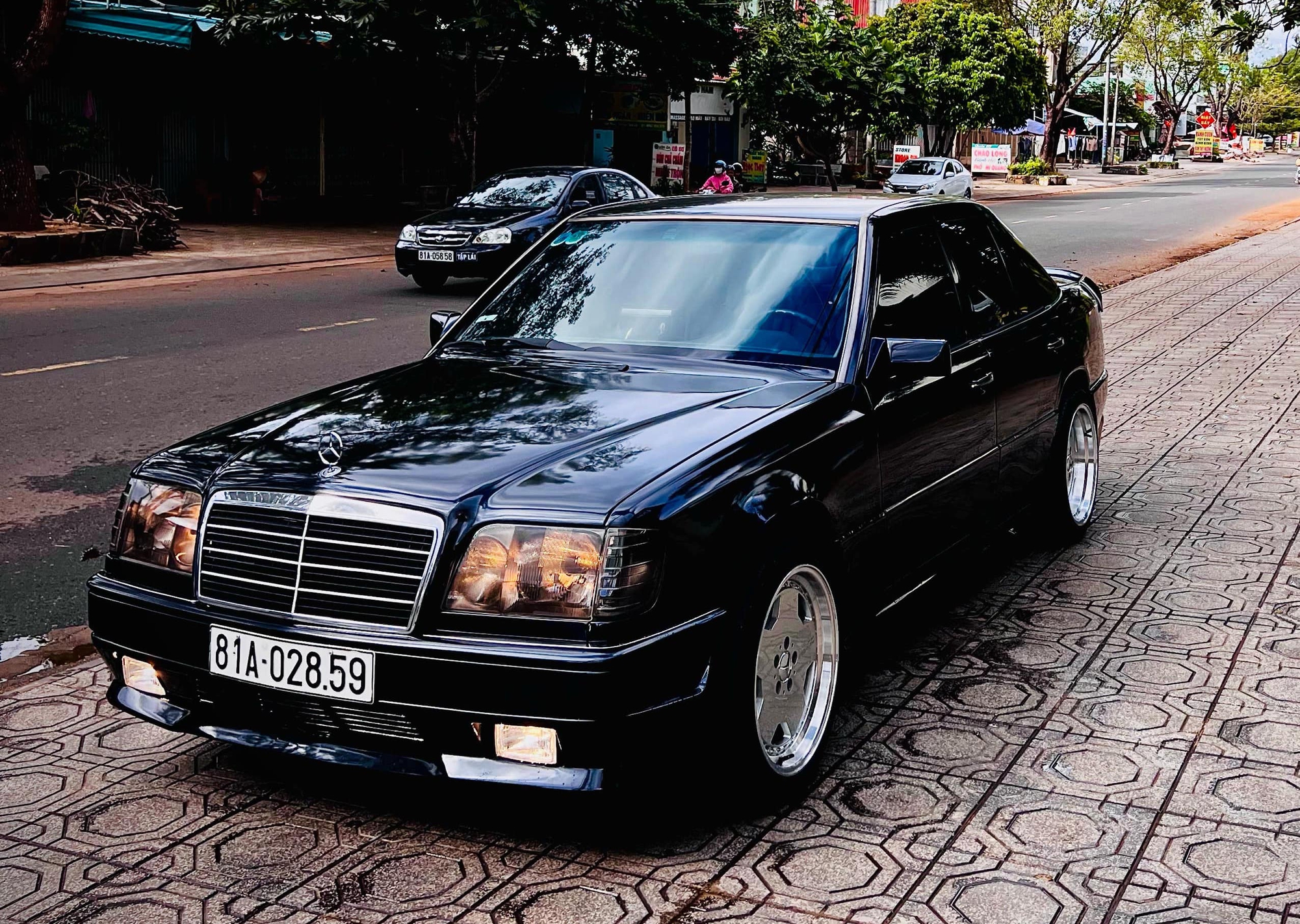 Hồi sinh Mercedes-Benz E-Class 1993, thợ Việt chia sẻ: ‘Mua chỉ 100 triệu, thêm 300 triệu độ xe nhưng tiền công chiếm hơn nửa’ - Ảnh 1.