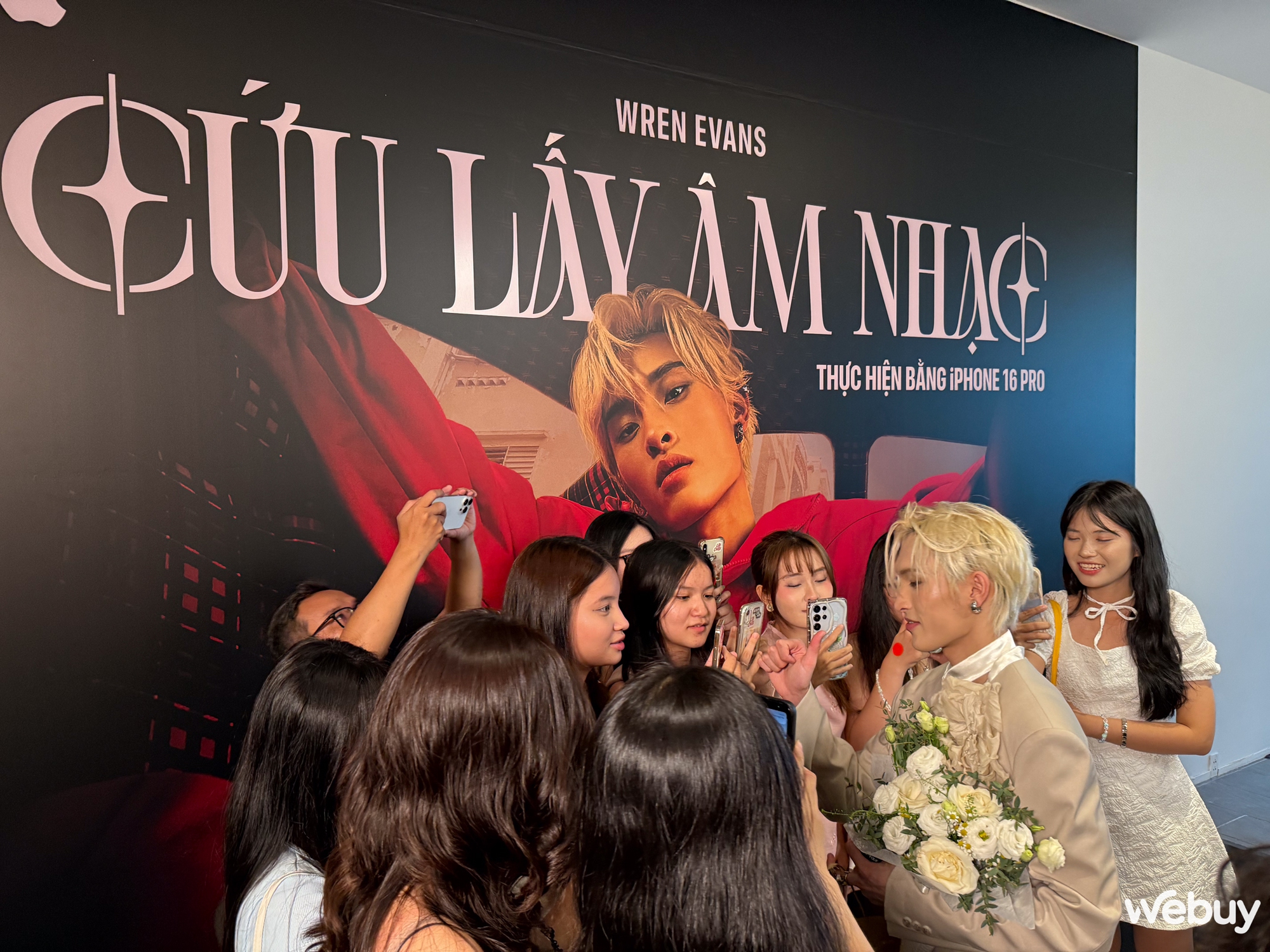 Apple hợp tác Wren Evans ra mắt MV độc đáo quay bằng iPhone 16 Pro - Ảnh 10.