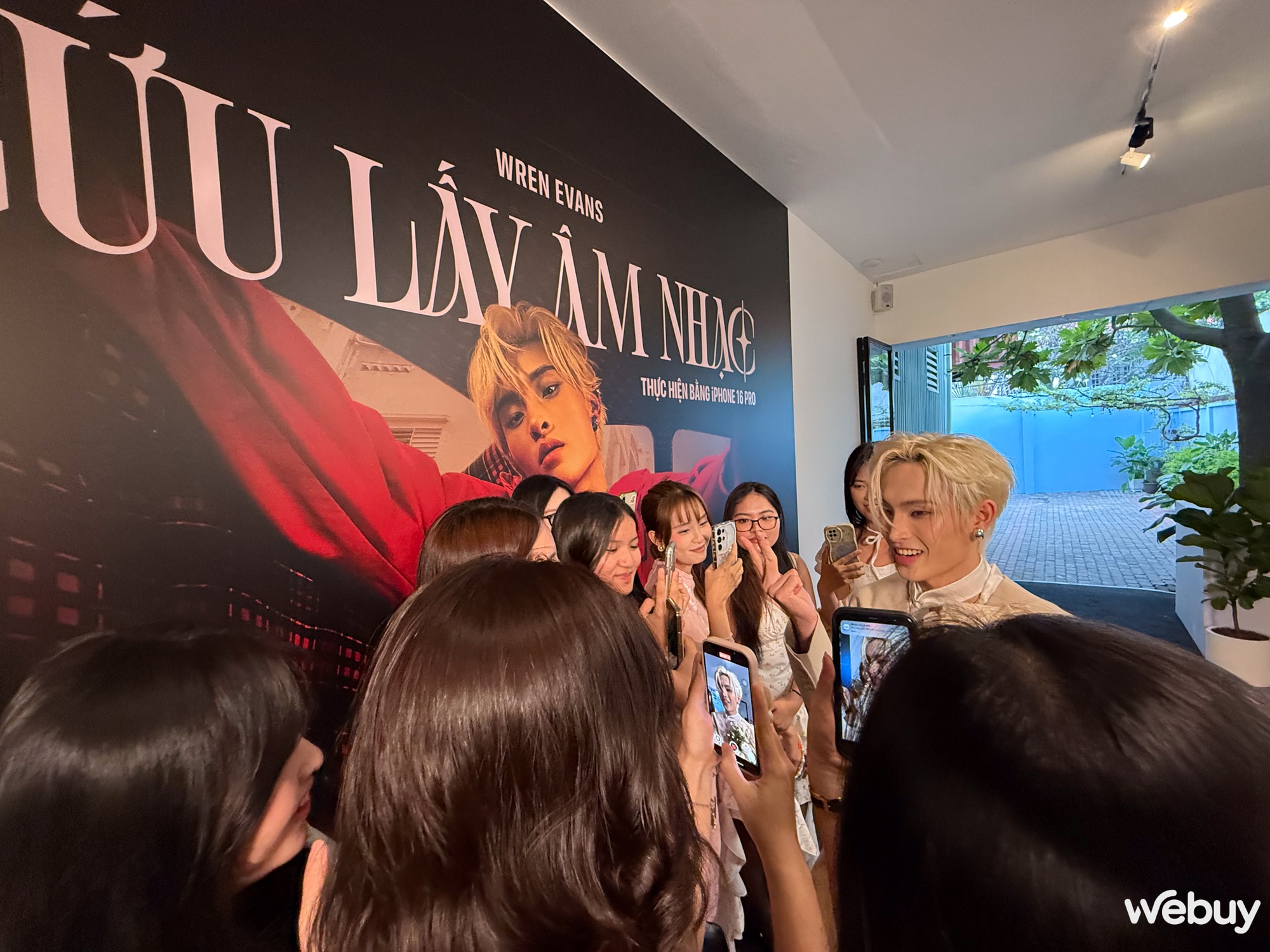 Apple hợp tác Wren Evans ra mắt MV độc đáo quay bằng iPhone 16 Pro - Ảnh 9.