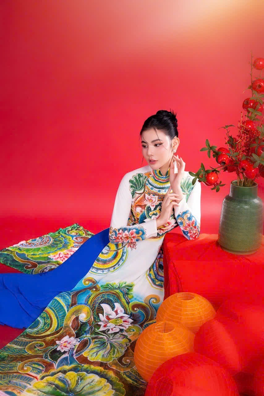 Á hậu Lê Kim Khoẻ diện áo dài họa tiết long phụng của NTK Tommy Nguyễn - Ảnh 10.