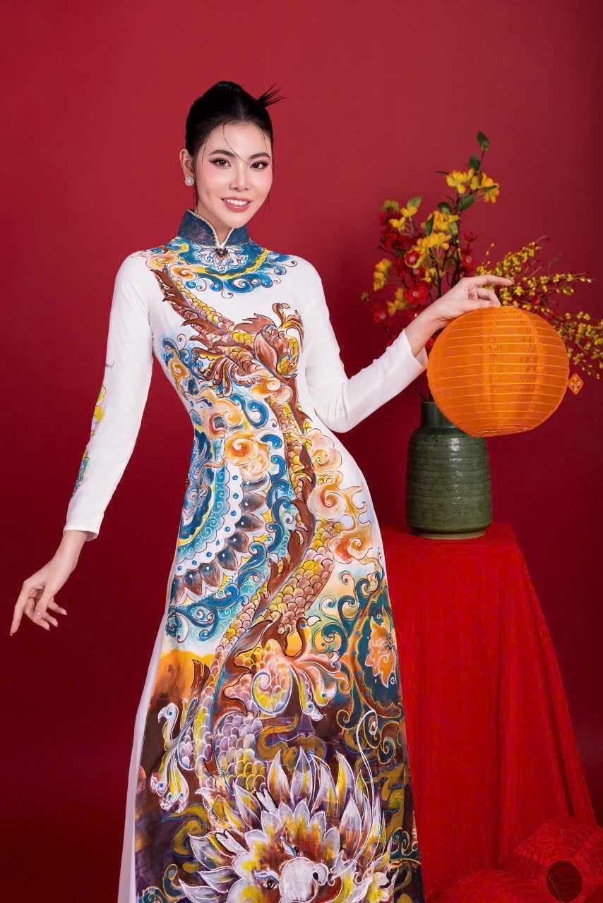 Á hậu Lê Kim Khoẻ diện áo dài họa tiết long phụng của NTK Tommy Nguyễn - Ảnh 9.