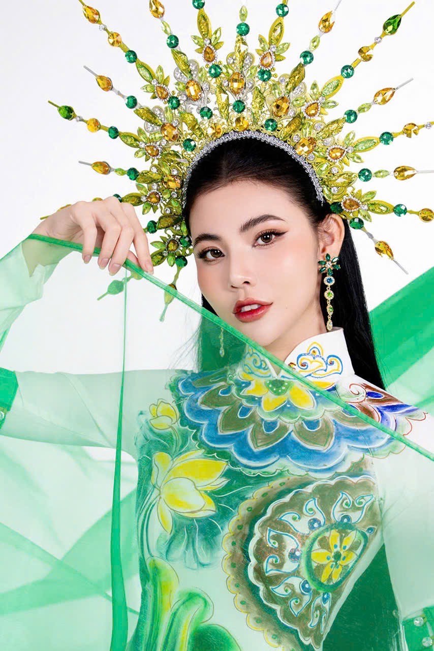 Á hậu Lê Kim Khoẻ diện áo dài họa tiết long phụng của NTK Tommy Nguyễn - Ảnh 7.