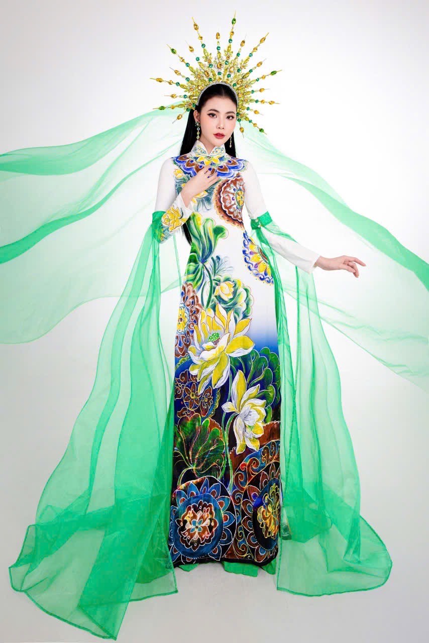 Á hậu Lê Kim Khoẻ diện áo dài họa tiết long phụng của NTK Tommy Nguyễn - Ảnh 8.