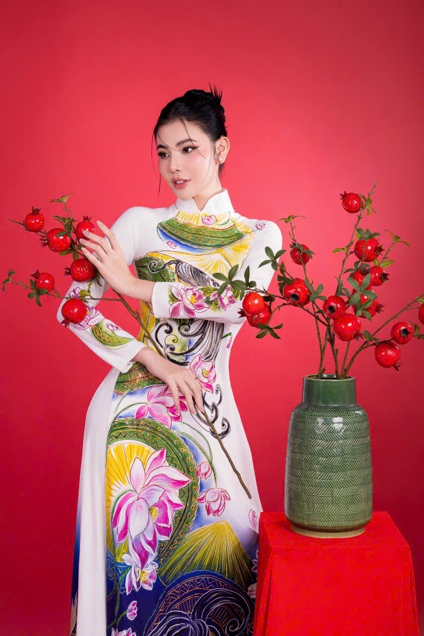 Á hậu Lê Kim Khoẻ diện áo dài họa tiết long phụng của NTK Tommy Nguyễn - Ảnh 4.