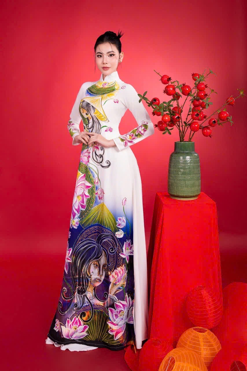 Á hậu Lê Kim Khoẻ diện áo dài họa tiết long phụng của NTK Tommy Nguyễn - Ảnh 5.