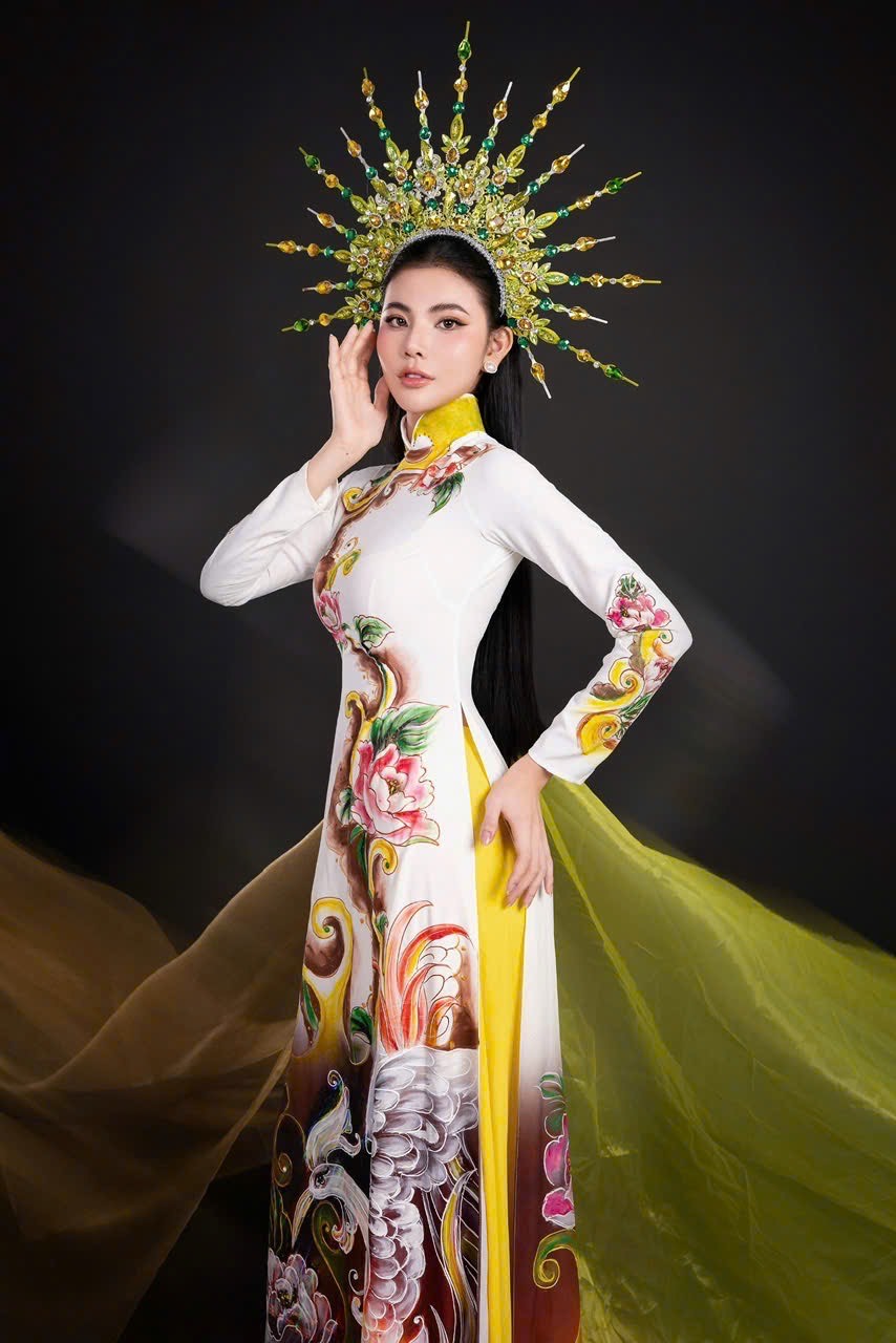 Á hậu Lê Kim Khoẻ diện áo dài họa tiết long phụng của NTK Tommy Nguyễn - Ảnh 3.