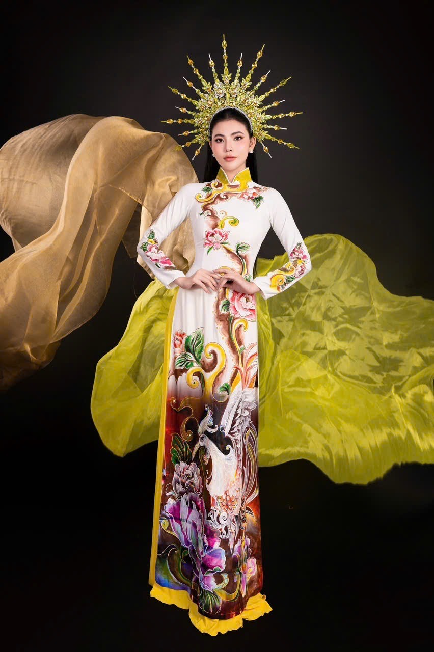 Á hậu Lê Kim Khoẻ diện áo dài họa tiết long phụng của NTK Tommy Nguyễn - Ảnh 1.