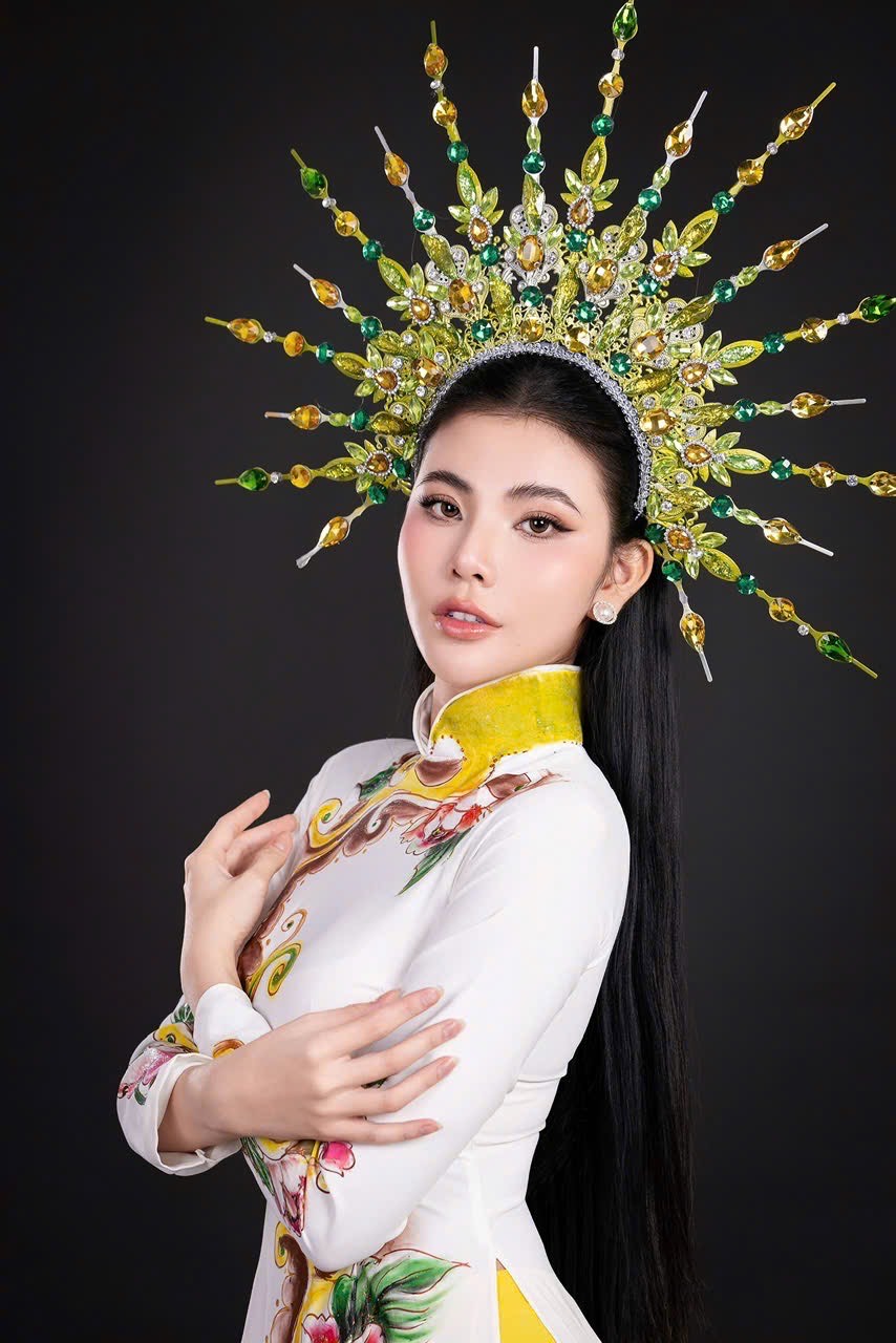 Á hậu Lê Kim Khoẻ diện áo dài họa tiết long phụng của NTK Tommy Nguyễn - Ảnh 2.