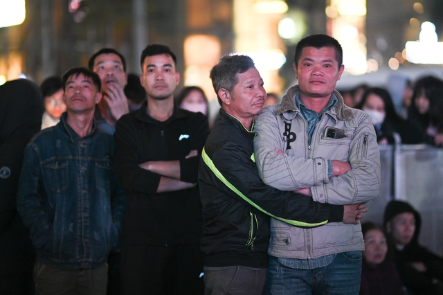 Clip, ảnh: H&agrave;ng trăm người d&acirc;n H&agrave; Nội đứng co ro trong c&aacute;i r&eacute;t 15 độ để xem cảnh tượng chưa từng c&oacute; ở hồ T&acirc;y- Ảnh 8.