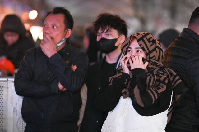 Clip, ảnh: H&agrave;ng trăm người d&acirc;n H&agrave; Nội đứng co ro trong c&aacute;i r&eacute;t 15 độ để xem cảnh tượng chưa từng c&oacute; ở hồ T&acirc;y- Ảnh 10.