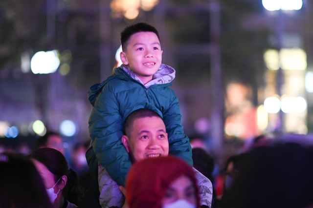 Clip, ảnh: H&agrave;ng trăm người d&acirc;n H&agrave; Nội đứng co ro trong c&aacute;i r&eacute;t 15 độ để xem cảnh tượng chưa từng c&oacute; ở hồ T&acirc;y- Ảnh 3.