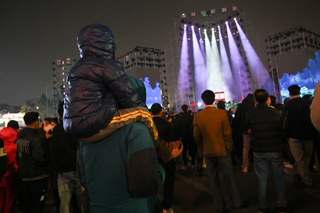 Clip, ảnh: H&agrave;ng trăm người d&acirc;n H&agrave; Nội đứng co ro trong c&aacute;i r&eacute;t 15 độ để xem cảnh tượng chưa từng c&oacute; ở hồ T&acirc;y- Ảnh 12.