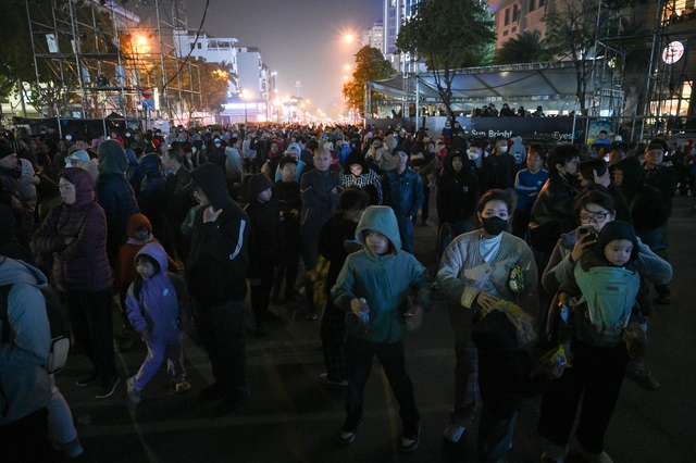 Clip, ảnh: H&agrave;ng trăm người d&acirc;n H&agrave; Nội đứng co ro trong c&aacute;i r&eacute;t 15 độ để xem cảnh tượng chưa từng c&oacute; ở hồ T&acirc;y- Ảnh 2.