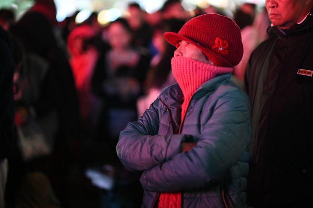 Clip, ảnh: H&agrave;ng trăm người d&acirc;n H&agrave; Nội đứng co ro trong c&aacute;i r&eacute;t 15 độ để xem cảnh tượng chưa từng c&oacute; ở hồ T&acirc;y- Ảnh 4.