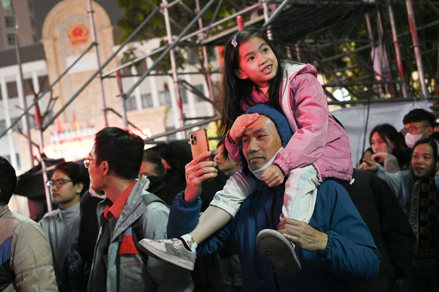 Clip, ảnh: H&agrave;ng trăm người d&acirc;n H&agrave; Nội đứng co ro trong c&aacute;i r&eacute;t 15 độ để xem cảnh tượng chưa từng c&oacute; ở hồ T&acirc;y- Ảnh 6.