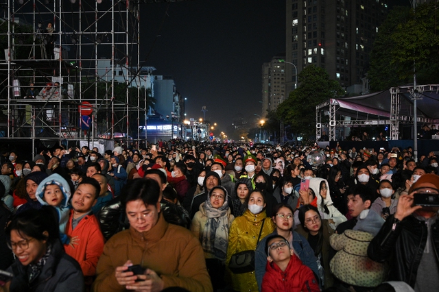 Clip, ảnh: H&agrave;ng trăm người d&acirc;n H&agrave; Nội đứng co ro trong c&aacute;i r&eacute;t 15 độ để xem cảnh tượng chưa từng c&oacute; ở hồ T&acirc;y- Ảnh 1.