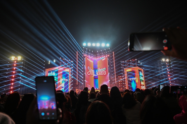 Clip, ảnh: H&agrave;ng trăm người d&acirc;n H&agrave; Nội đứng co ro trong c&aacute;i r&eacute;t 15 độ để xem cảnh tượng chưa từng c&oacute; ở hồ T&acirc;y- Ảnh 13.