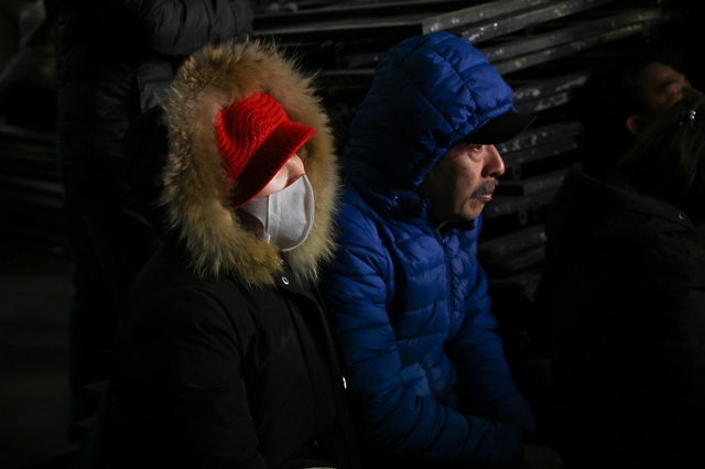 Clip, ảnh: H&agrave;ng trăm người d&acirc;n H&agrave; Nội đứng co ro trong c&aacute;i r&eacute;t 15 độ để xem cảnh tượng chưa từng c&oacute; ở hồ T&acirc;y- Ảnh 15.