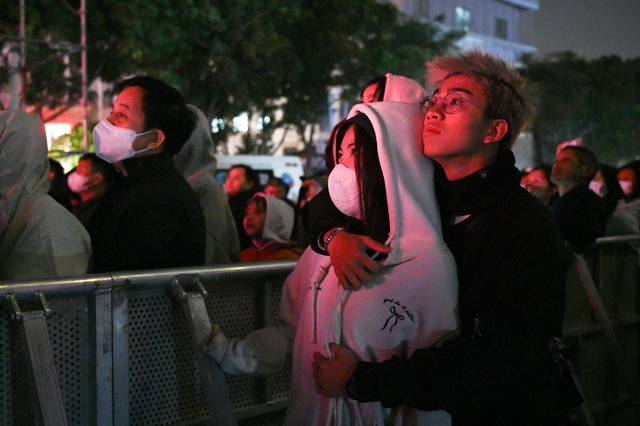 Clip, ảnh: H&agrave;ng trăm người d&acirc;n H&agrave; Nội đứng co ro trong c&aacute;i r&eacute;t 15 độ để xem cảnh tượng chưa từng c&oacute; ở hồ T&acirc;y- Ảnh 7.