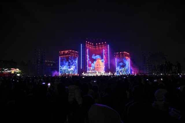 Clip, ảnh: H&agrave;ng trăm người d&acirc;n H&agrave; Nội đứng co ro trong c&aacute;i r&eacute;t 15 độ để xem cảnh tượng chưa từng c&oacute; ở hồ T&acirc;y- Ảnh 14.