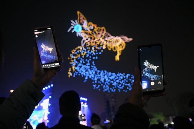 Clip, ảnh: H&agrave;ng trăm người d&acirc;n H&agrave; Nội đứng co ro trong c&aacute;i r&eacute;t 15 độ để xem cảnh tượng chưa từng c&oacute; ở hồ T&acirc;y- Ảnh 23.