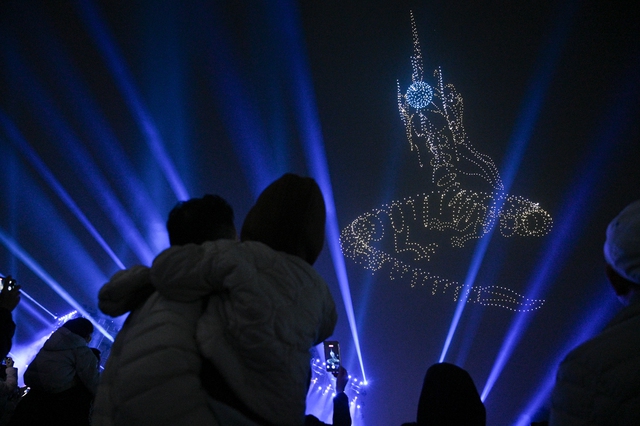 Clip, ảnh: H&agrave;ng trăm người d&acirc;n H&agrave; Nội đứng co ro trong c&aacute;i r&eacute;t 15 độ để xem cảnh tượng chưa từng c&oacute; ở hồ T&acirc;y- Ảnh 19.