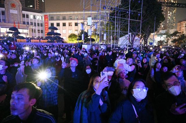 Clip, ảnh: H&agrave;ng trăm người d&acirc;n H&agrave; Nội đứng co ro trong c&aacute;i r&eacute;t 15 độ để xem cảnh tượng chưa từng c&oacute; ở hồ T&acirc;y- Ảnh 24.