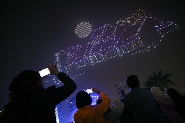 Clip, ảnh: H&agrave;ng trăm người d&acirc;n H&agrave; Nội đứng co ro trong c&aacute;i r&eacute;t 15 độ để xem cảnh tượng chưa từng c&oacute; ở hồ T&acirc;y- Ảnh 21.