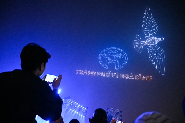 Clip, ảnh: H&agrave;ng trăm người d&acirc;n H&agrave; Nội đứng co ro trong c&aacute;i r&eacute;t 15 độ để xem cảnh tượng chưa từng c&oacute; ở hồ T&acirc;y- Ảnh 17.