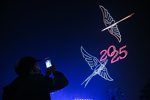 Clip, ảnh: H&agrave;ng trăm người d&acirc;n H&agrave; Nội đứng co ro trong c&aacute;i r&eacute;t 15 độ để xem cảnh tượng chưa từng c&oacute; ở hồ T&acirc;y- Ảnh 20.