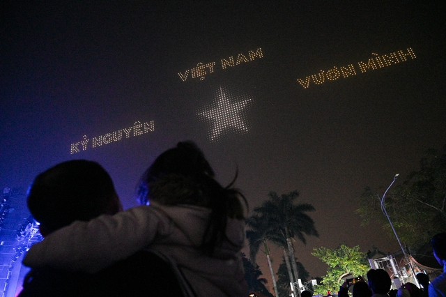 Clip, ảnh: H&agrave;ng trăm người d&acirc;n H&agrave; Nội đứng co ro trong c&aacute;i r&eacute;t 15 độ để xem cảnh tượng chưa từng c&oacute; ở hồ T&acirc;y- Ảnh 18.