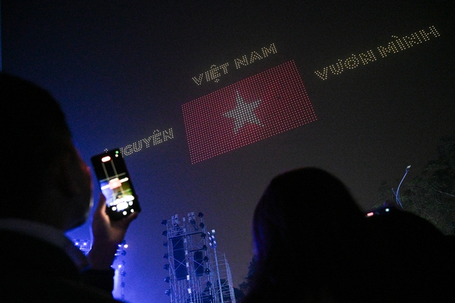 Clip, ảnh: H&agrave;ng trăm người d&acirc;n H&agrave; Nội đứng co ro trong c&aacute;i r&eacute;t 15 độ để xem cảnh tượng chưa từng c&oacute; ở hồ T&acirc;y- Ảnh 16.