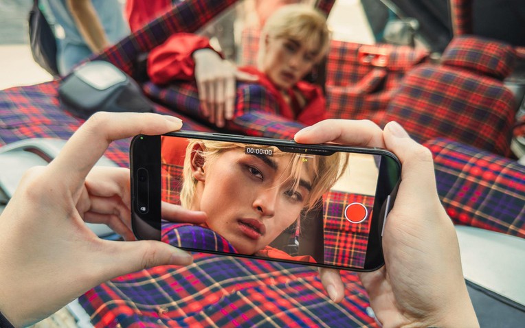 Apple hợp tác Wren Evans ra mắt MV độc đáo quay bằng iPhone 16 Pro - Ảnh 1.