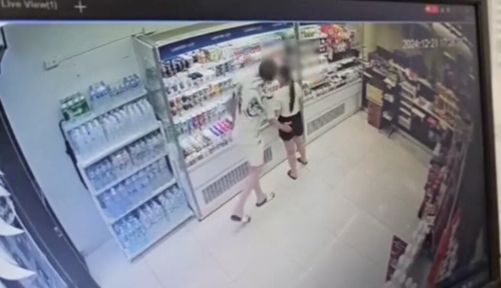 Thản nhiên chạm điểm nhạy cảm của người phụ nữ trong siêu thị, nam du khách nước ngoài ngang ngược "đã làm nhiều lần, không ai phàn nàn" - Ảnh 1.