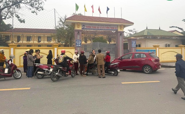 Nam bảo vệ tử vong tại trường học , cuộc họp phụ huynh bị hủy - Ảnh 1.