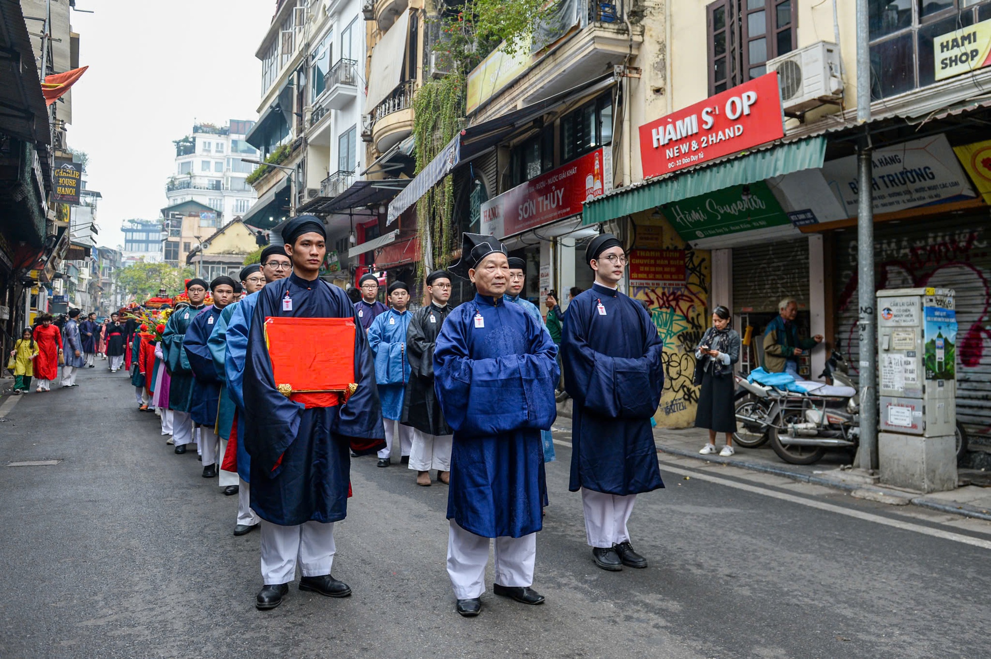 Hàng trăm người diễu hành áo dài tái hiện Tết Hà Nội xưa - Ảnh 2.