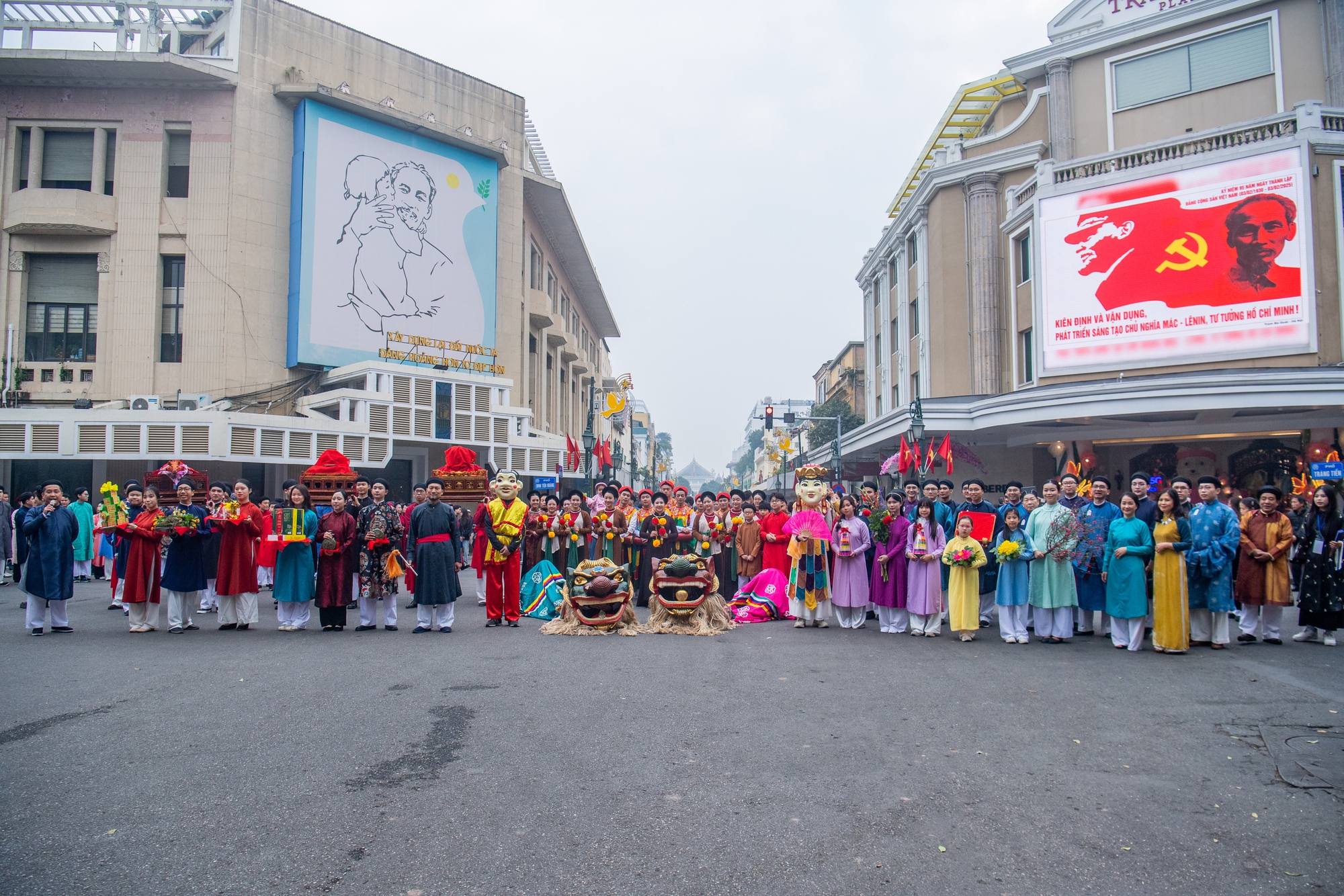 Hàng trăm người diễu hành áo dài tái hiện Tết Hà Nội xưa - Ảnh 12.