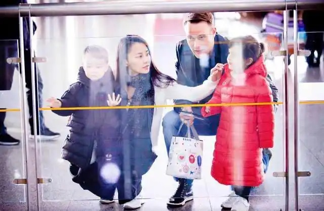 Nữ diễn viên nổi tiếng gây tranh cãi với cách dạy con không bàn ăn - Ảnh 2.