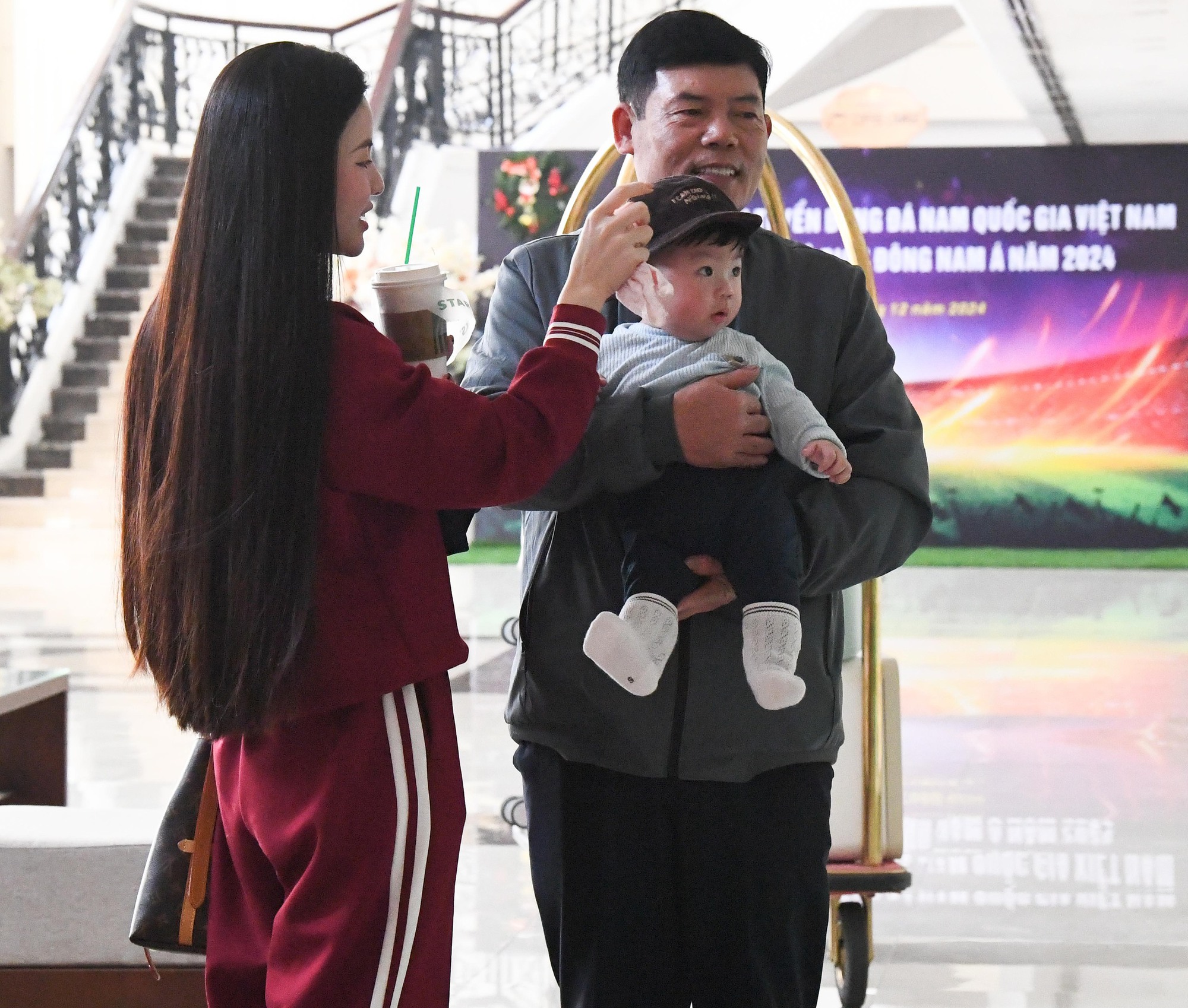 "Cam thường" bắt cận nhan sắc Chu Thanh Huyền khi đến kh&aacute;ch sạn gặp Quang Hải trước trận chung kết Việt Nam - Th&aacute;i Lan- Ảnh 4.