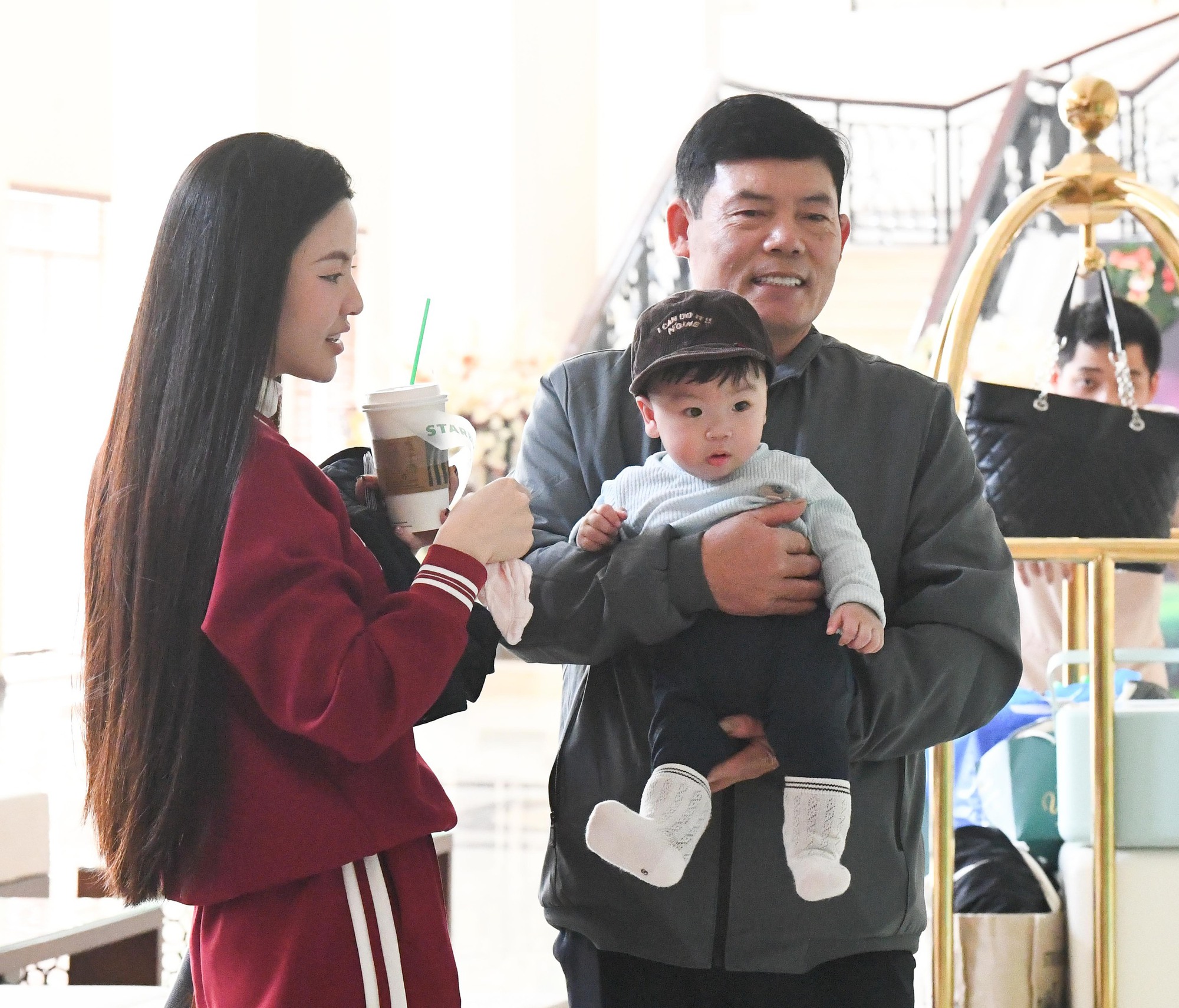 "Cam thường" bắt cận nhan sắc Chu Thanh Huyền khi đến kh&aacute;ch sạn gặp Quang Hải trước trận chung kết Việt Nam - Th&aacute;i Lan- Ảnh 8.