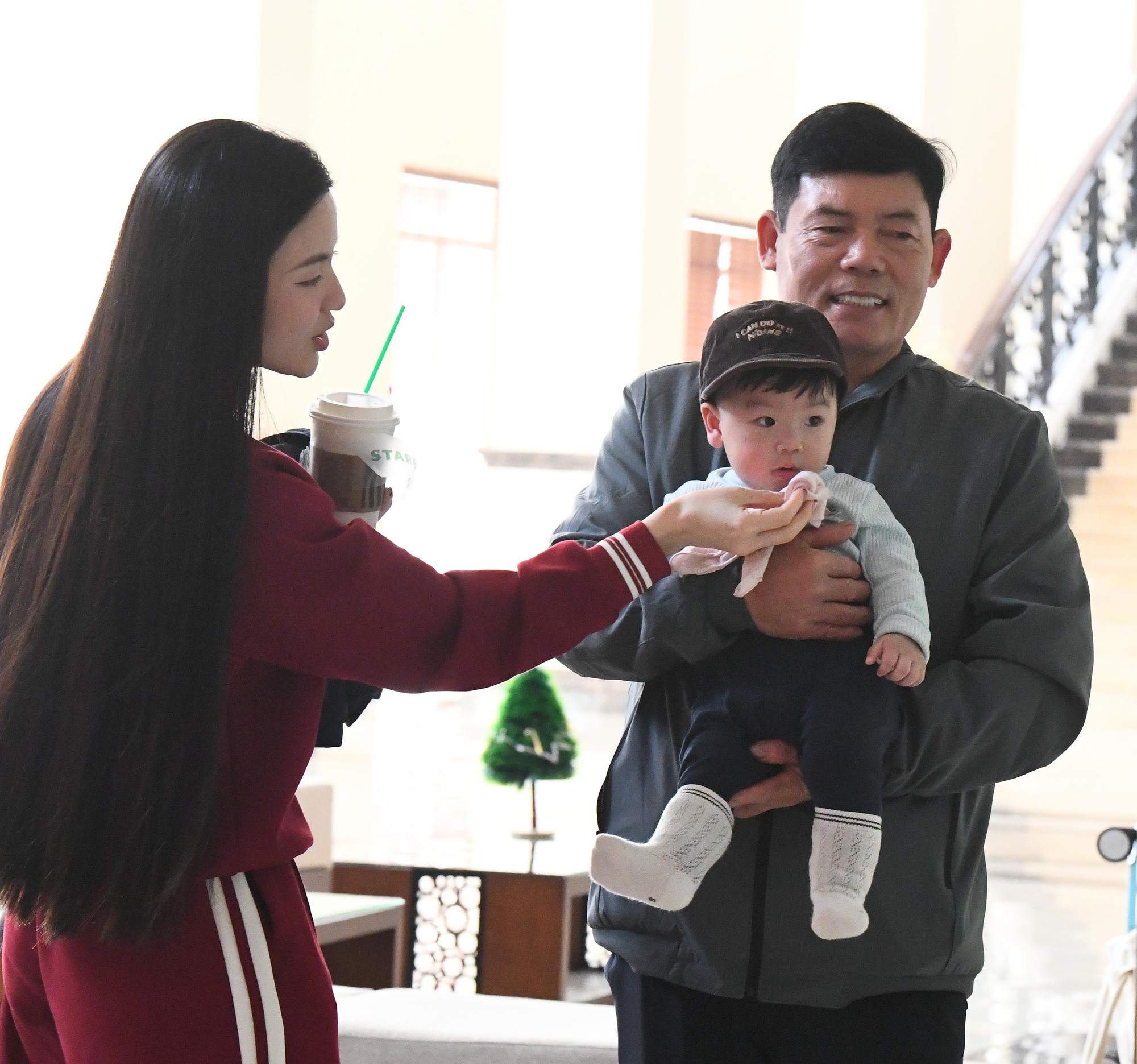 "Cam thường" bắt cận nhan sắc Chu Thanh Huyền khi đến kh&aacute;ch sạn gặp Quang Hải trước trận chung kết Việt Nam - Th&aacute;i Lan- Ảnh 5.