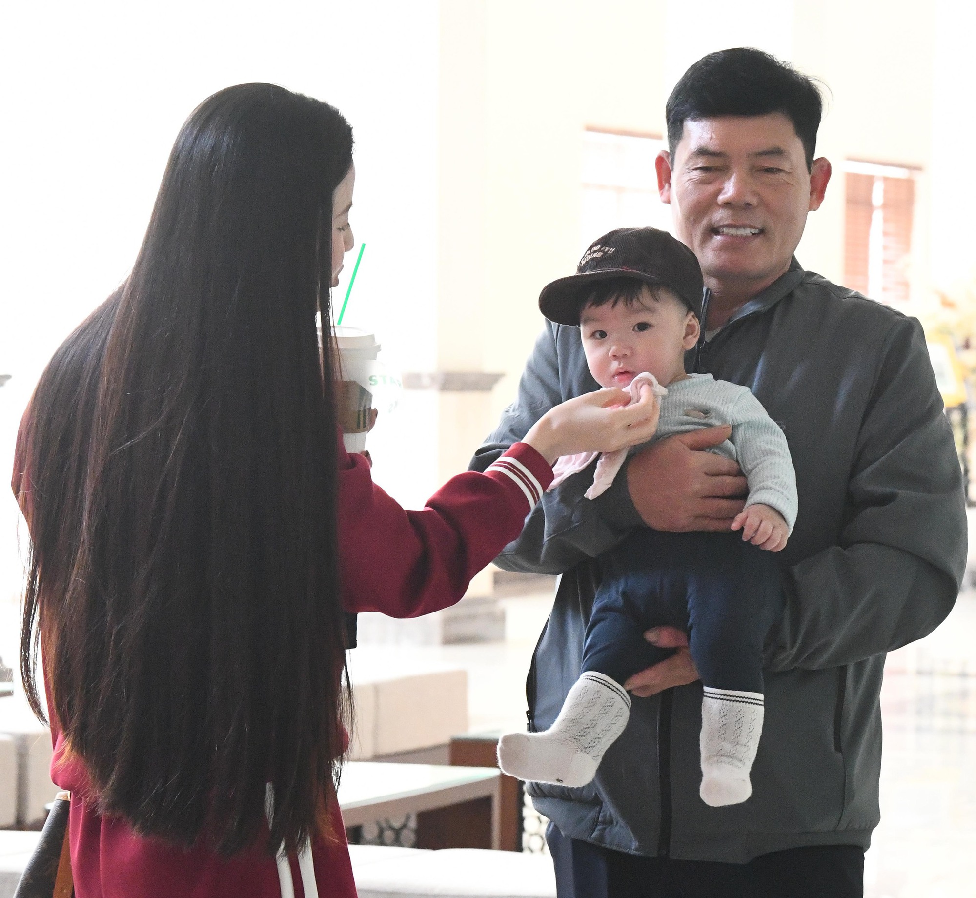 "Cam thường" bắt cận nhan sắc Chu Thanh Huyền khi đến kh&aacute;ch sạn gặp Quang Hải trước trận chung kết Việt Nam - Th&aacute;i Lan- Ảnh 6.