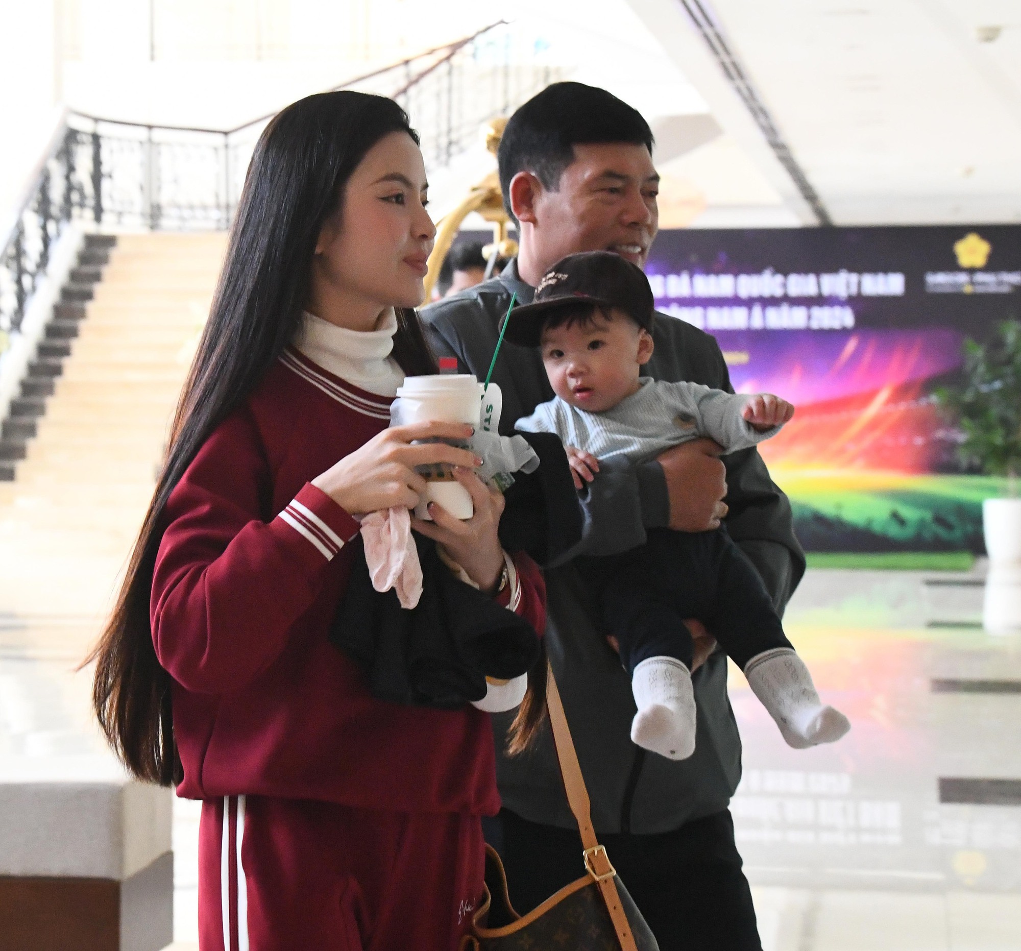 "Cam thường" bắt cận nhan sắc Chu Thanh Huyền khi đến kh&aacute;ch sạn gặp Quang Hải trước trận chung kết Việt Nam - Th&aacute;i Lan- Ảnh 7.